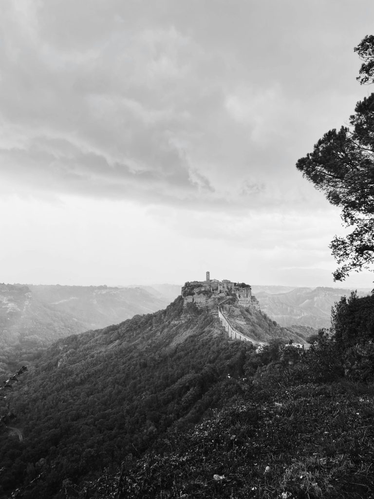 Foto in bianco e nero da lontano di Civita di Bagnoreggio