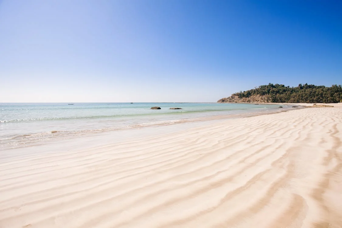 Foto di spiaggia bianca e acqua del mare