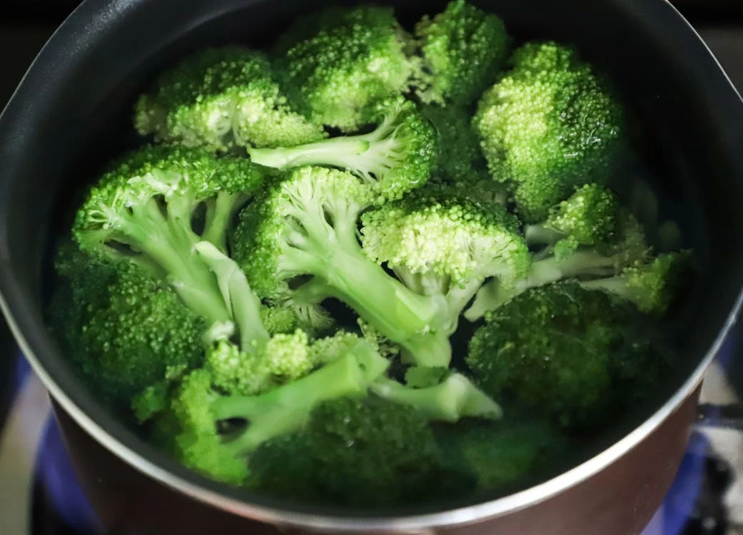 Foto di broccoli dentro una pentola sul fuoco