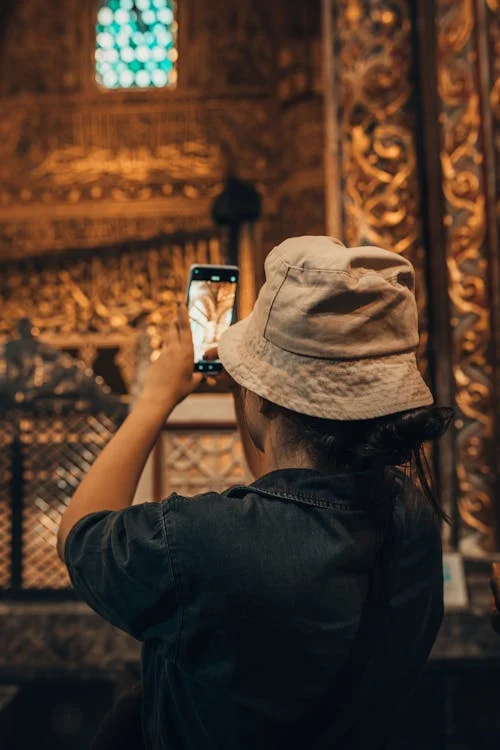 Foto di una donna di spalle che scatta una fotografia