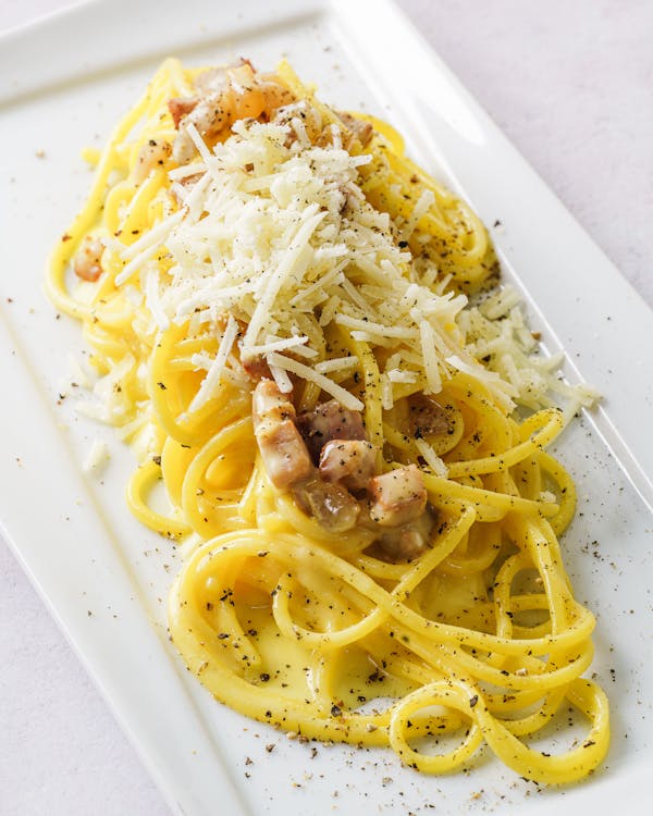 Foto in primo piano di piatto di spaghetti alla carbonara