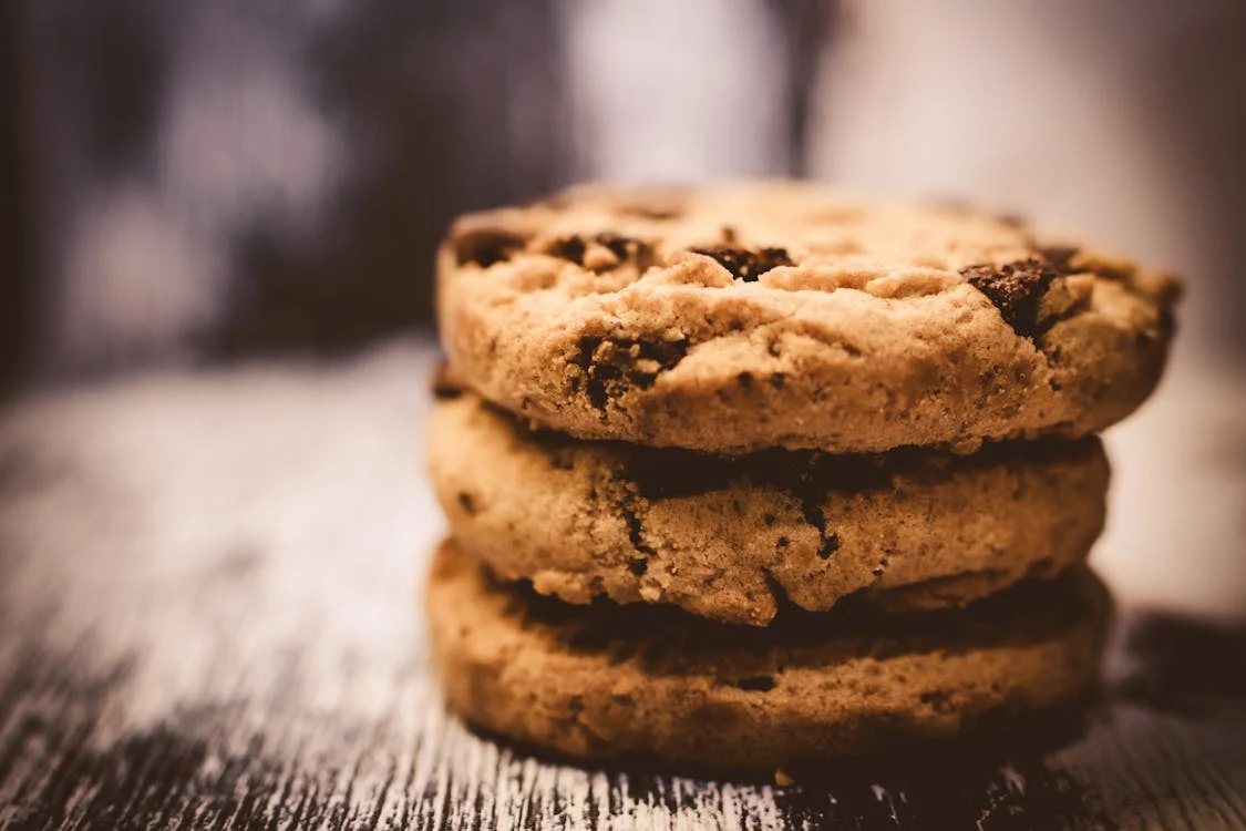 Immagine in primo piano di tre biscotti cookies uno sopra l'altro