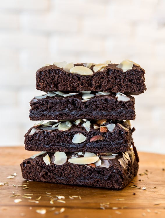 Immagine in primo piano di una torta al cioccolato tagliata a fettine e messe una sopra l'altra