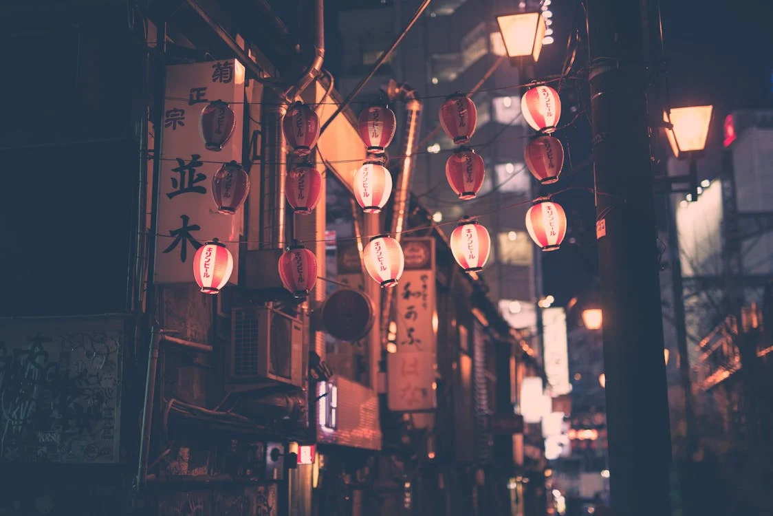 Foto di una strada giapponese con luci accese