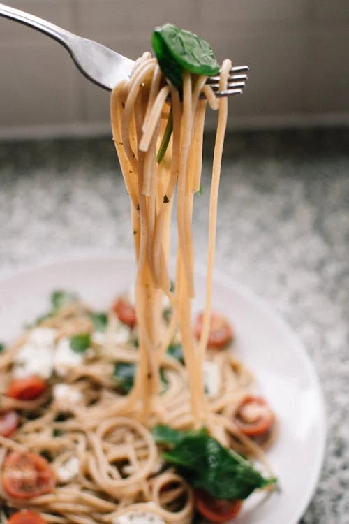 Foto di spaghetti tirati su con una forchetta
