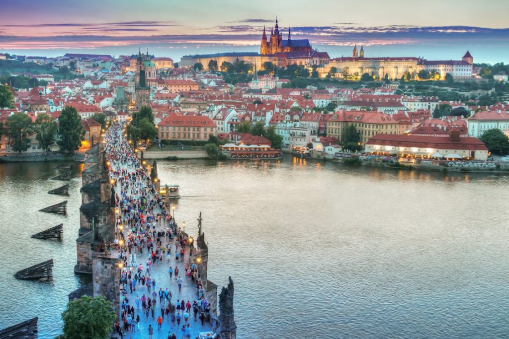 Foto di persone che camminano sul ponte di cemento di Praga