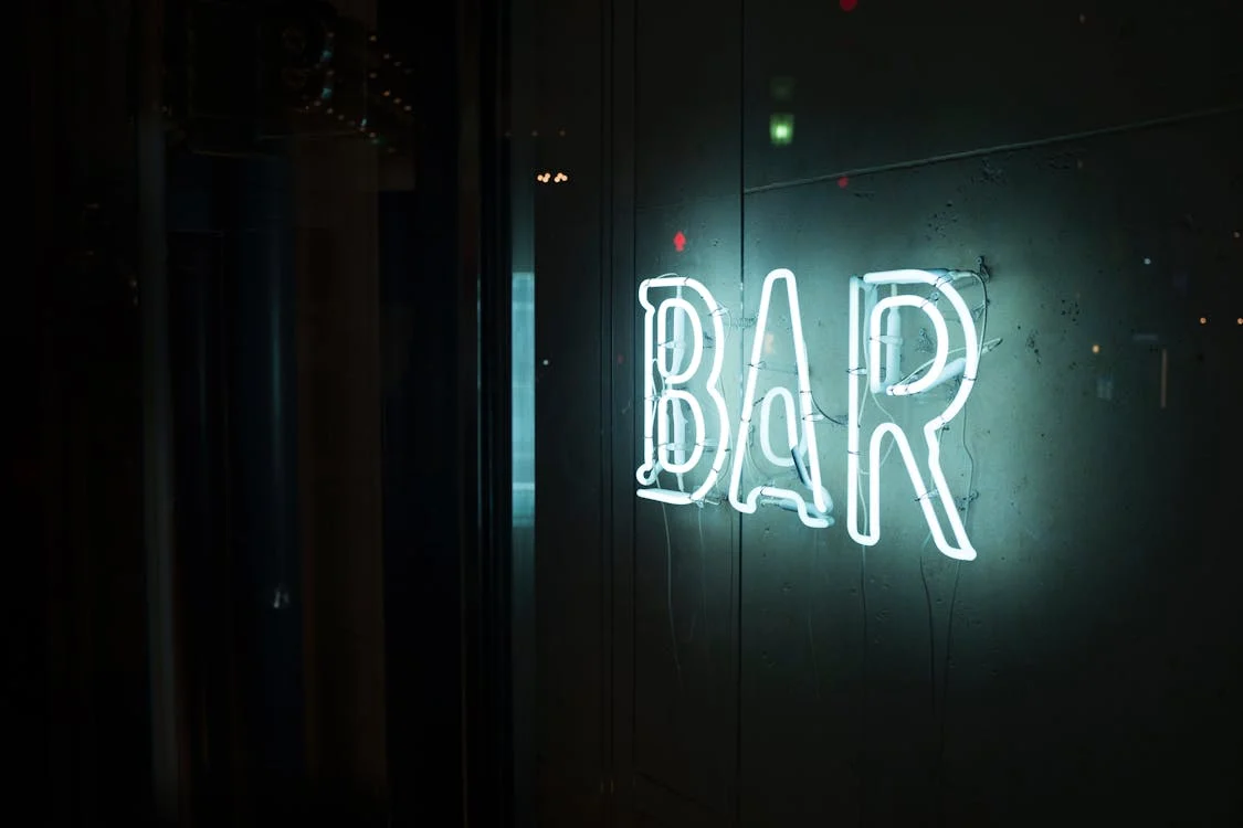 Foto della scritta bar luminosa a neon 