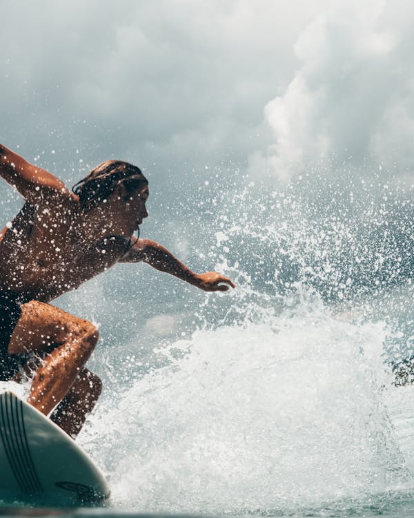 Foto di un ragazzo che fa surf in mare