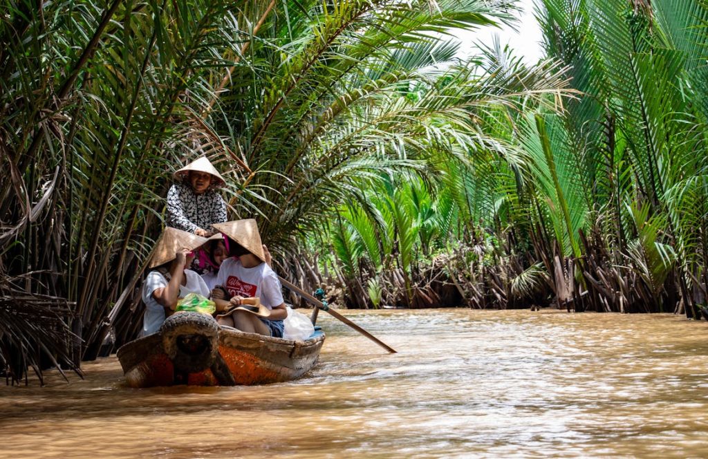 Foto di persone che viaggiano utilizzando la barca