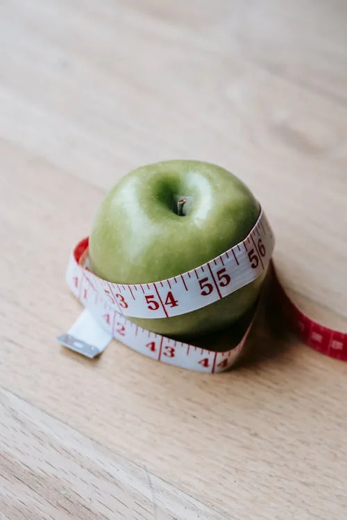 Foto di una mela con attorno un metro