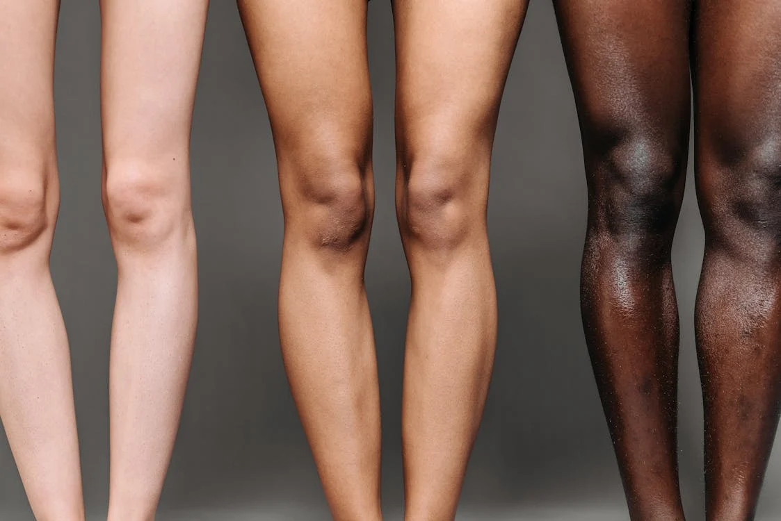 Foto di gambe di tre donne con tre tonalità di pelle diversa